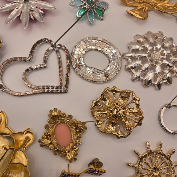 Vintage Brooch Collection Of 17 Pieces Rhinestones Enamel Gold Silver Floral - Picture 8 of 9